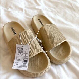 NWT Cushionaire Beige Slide Sandals
